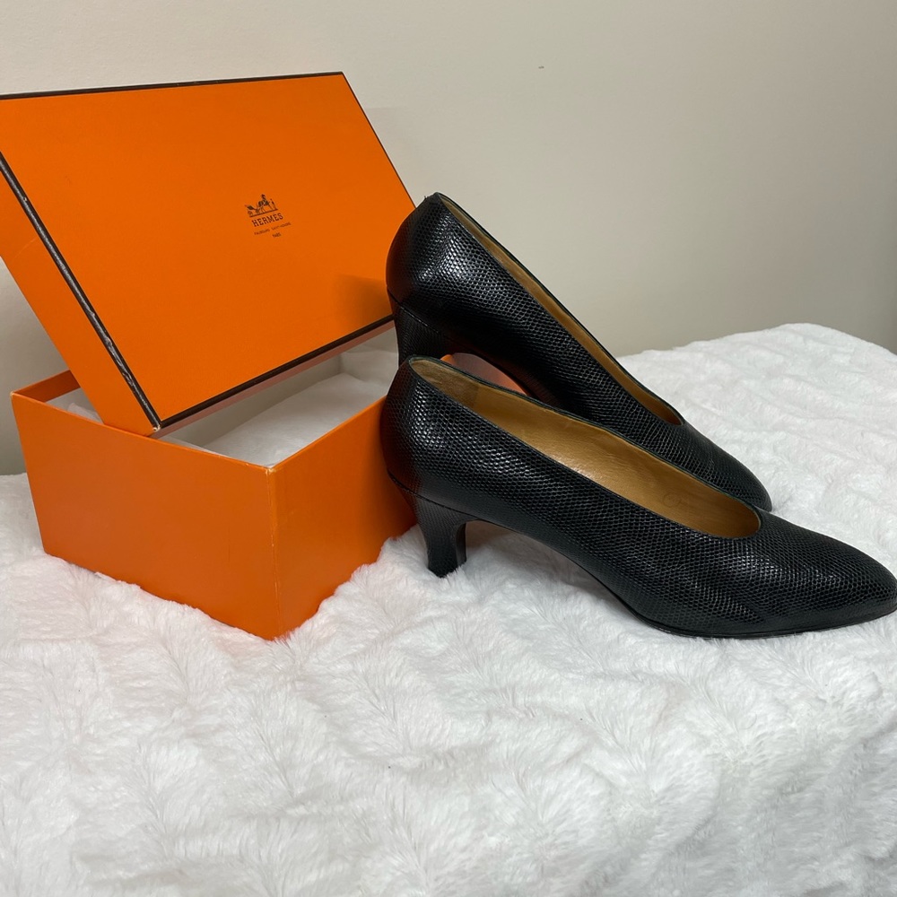 Authentic Hermès Paris Black Shoes! Gentle worn! Size 40! 2 1/2 in heel! Box inc